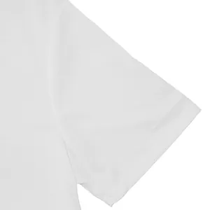 Vue détaillée d'une manche courte blanche montrant le tissu en coton de haute qualité