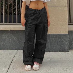 Pantalón cargo negro para mujer estilo urbano con cordón y corte holgado informal