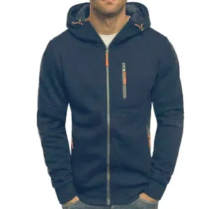 Vue détaillée d'un sweat à capuche bleu marine pour homme avec détails de fermeture éclair orange