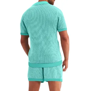 Achteraanzicht van een heren mesh shirt en short set in mintgroen, casual zomer outfit.