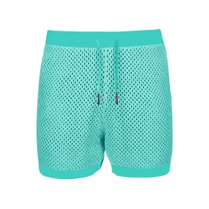 Primer plano de pantalones cortos de malla turquesa para hombre con cintura con cordón