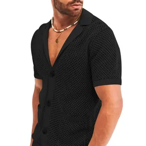 Detalle de camisa de punto calado negra para hombre con cuello de solapa y botones