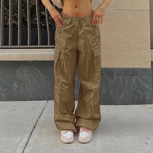 Detalle de pantalones cargo caqui de moda para mujer con cordón y un ajuste holgado.