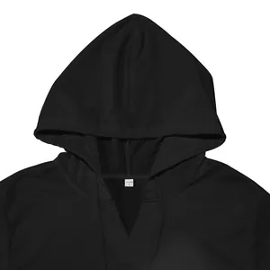Vue détaillée d'un gilet noir à capuche sans manches pour homme avec cordon cou