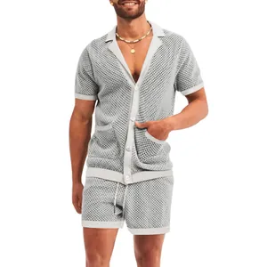 Detailoverzicht van de grijze zomerse mesh-set voor heren met korte broek