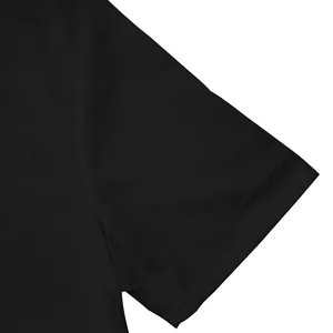 Détail de couture de manche courte noire sur un t-shirt de sport oversize pour homme
