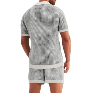 Achteraanzicht van een ademende gebreide zomerseth voor heren met polo en korte broek