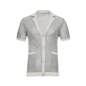 Detalle de camisa de malla gris transpirable para hombre con cuello y botones
