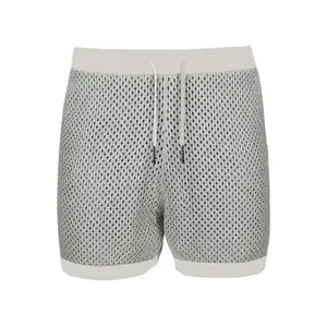 Vista detallada de pantalones cortos de punto de malla gris para hombre con cordón.