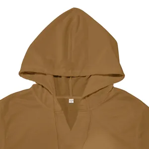 Détail de l'encolure d'un gilet à capuche marron avec étiquette de taille