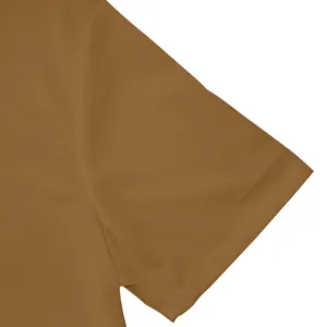 Gros plan du détail de la manche d'un t-shirt de sport en coton marron pour hommes