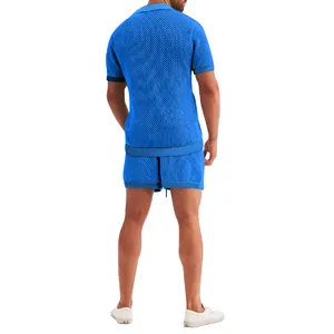 Gedetailleerd achteraanzicht van blauwe mesh polo en korte broek set voor heren in de zomer