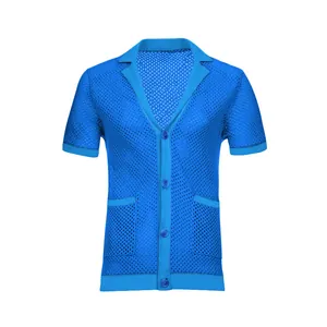 Detalle de camisa de punto de malla azul de manga corta con cuello de solapa y botones
