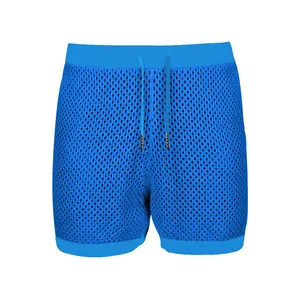 Primer plano detallado de pantalones cortos de malla azul transpirable para hombre.