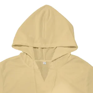 Détail du col et de l'étiquette d'un gilet à capuche beige surdimensionné pour hommes.