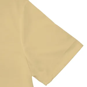 Détail de la manche courte beige montrant la texture du tissu et les finitions de couture