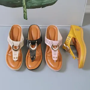 Sandales compensées pour femmes en divers coloris avec détails ajourés et boucle métal