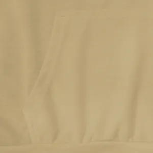 Gros plan sur la poche et la texture du tissu d'un gilet à capuche décontracté kaki pour homme