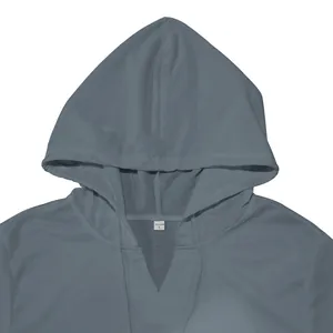 Gros plan d'un sweat à capuche sans manches gris pour homme avec col en V et cordon