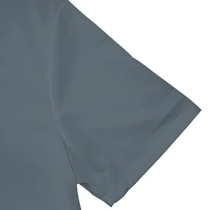 Gros plan sur la couture de la manche et la texture du tissu d'un t-shirt de sport gris