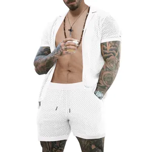 Detalle del conjunto de dos piezas de malla blanca helada con cárdigan de manga corta y short