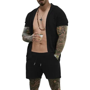 Detalle del conjunto de dos piezas de malla negra para hombre con cárdigan y shorts cortos