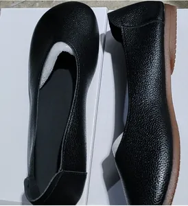 Classiche scarpe piatte in pelle nera con punta tonda e suola morbida per il comfort