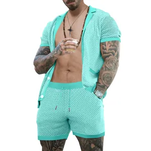 Vista detallada del conjunto de camisa y pantalones cortos de malla turquesa para hombre