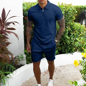 Dettaglio completo estivo da uomo con polo blu navy e pantaloncini slim fit