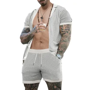Detalle de conjunto para hombre con camisa de malla blanca de manga corta y pantalón