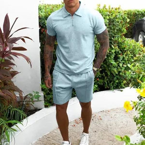Dettaglio del set coordinato uomo slim fit azzurro con polo con zip e pantaloncini
