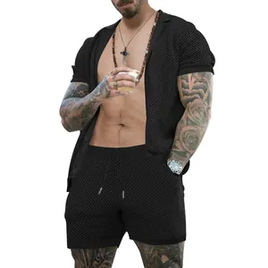 Detalle del conjunto de camisa y pantalones cortos de malla negra para hombre