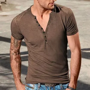 Detailopname van een bruin Henley T-shirt voor heren in slim fit met de stoftextuur