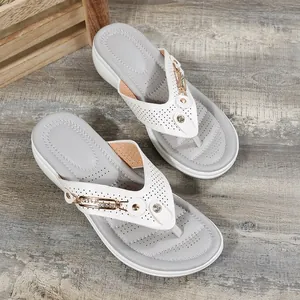 Élégantes sandales à lanières blanches pour femmes avec cuir perforé et boucles en strass