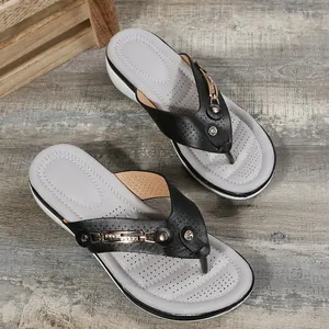 Tongs de plage décontractées pour femmes avec talon compensé et boucle en strass.
