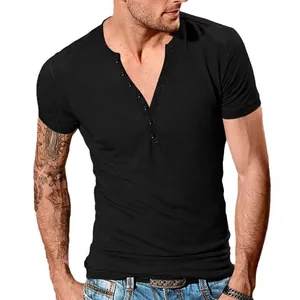 Heren slim fit zwart Henley T-shirt met korte mouwen en knoopsluiting bij de nek.