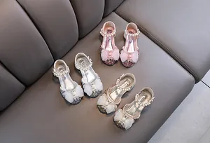 Glitzernde Prinzessinnenschuhe für Mädchen mit Perlenriemen und Schleifen in drei Farben.