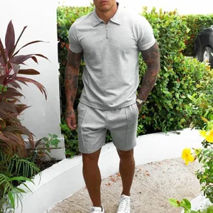 Vue détaillée d'un ensemble décontracté gris pour homme avec polo zippé ajusté