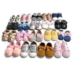 Ampio assortimento di scarpe per neonati colorate con fiocchi e fiori decorativi