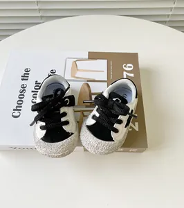 Detailansicht von atmungsaktiven schwarz-weißen Lauflernschuhen für Babys mit weicher Sohle