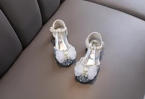 Detailansicht silberne Pailletten Prinzessinnenschuhe für Mädchen mit Schmetterling
