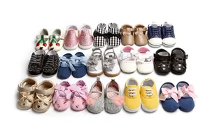 Collezione assortita di scarpe da passeggio per neonati con vari motivi e design carini