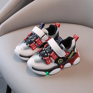 Zapatillas de malla transpirable para niños con suelas LED luminosas y cierres de velcro