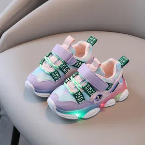 Elegantes zapatillas LED transpirables para niños con malla morada y suela blanda suave
