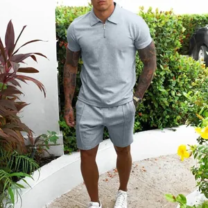 Ensemble deux pièces gris décontracté pour hommes avec polo zippé et short assorti
