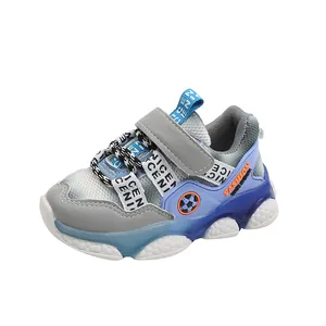 Zapatillas de malla transpirable para niños en gris y azul con una suela suave y cómoda