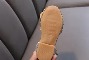 Detail der rutschfesten Gummisohle von goldenen Glitzer-Prinzessinnenschuhen in Größe 27