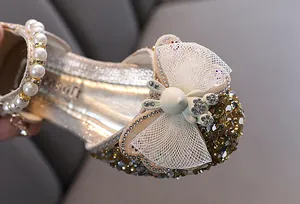 Nahaufnahme Detail Glitzer Mädchen Prinzessin Schuh mit Schleife, Perlen und Häschen