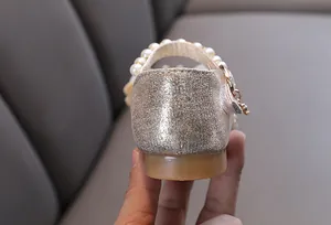 Detailansicht der glitzernden Prinzessinnenschuhe für Mädchen mit Perlenriemen