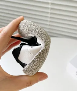 Detailansicht der flexiblen weichen Gummisohle bei Lauflernschuhen für Jungen